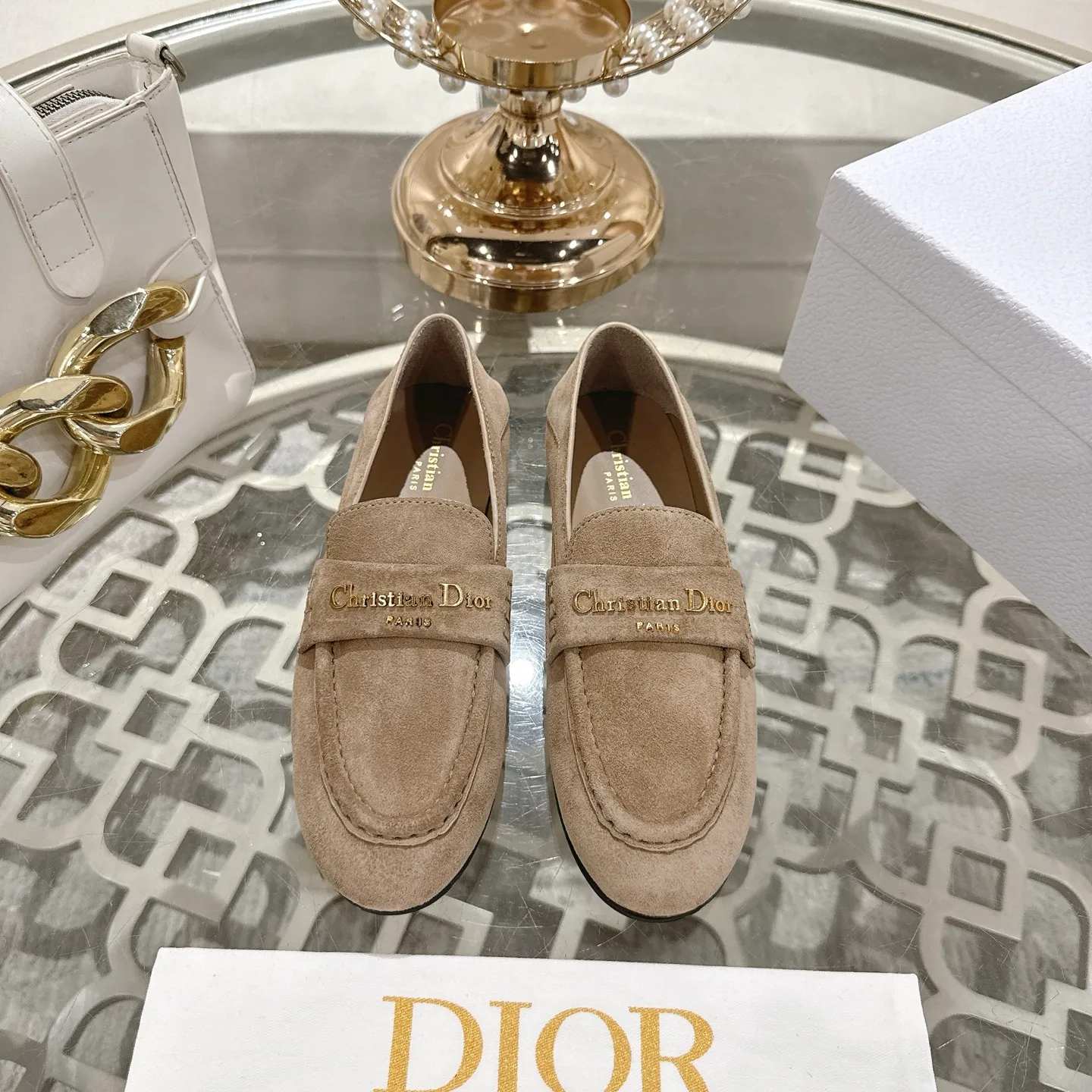 👟👟Ex-factory price 640👟👟 🍸 Dior Dior | 2025 ˢˢD Home 2025 Spring and Summer New Products The latest popular slip-on letter buckle loafers series〰 Original purchase, development and production👍🏻This Dior loafer is carefully made of black glossy cow leather, and the front letter plate is decorated with golden tone Christian Dior Paris logo. Paired with a leather-injected outsole, it adds classic style to any casual look. Upper: original cowhide/cow suede, lining: cowhide, outsole: injection molded leather outsole imported from Italy, heel height: 1cm, size: 35-42 (customized at 40.41.42)